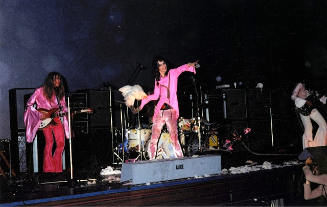 1969. Alice Cooper csirkét dob a koncert hallgatói közé.jpg