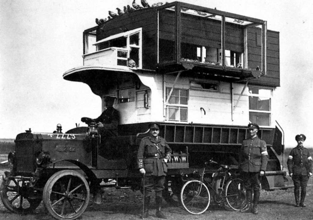 1917. Mobil postagalamb odú. A háborús üzeneteket velük továbbíttatták a lövészárkokból..jpg