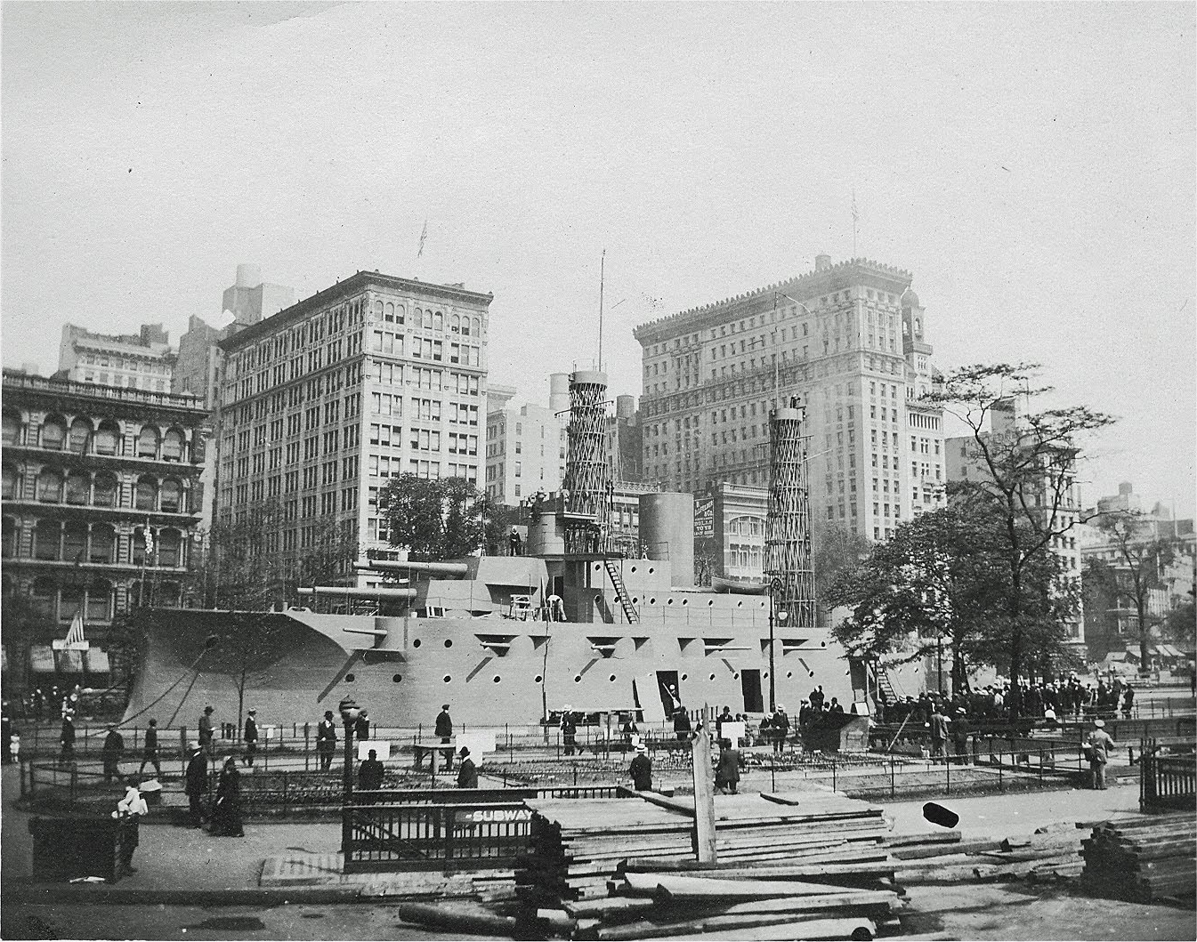 1917. USS Recruit azaz Bevonuló hajó. A Union Square-n felépített fa modellhajó az újoncok csábítására szolgált..jpg