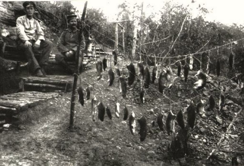 1917. körül. A lövészárkokban elejtett patkányokat is megették ha már hetek óta nem jött élelmiszerszállítmány..jpg