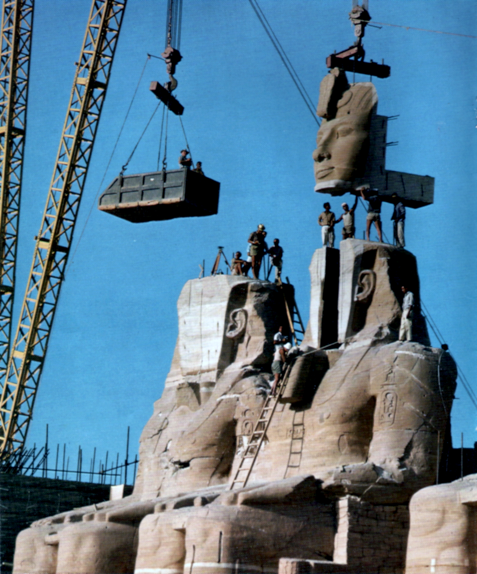1968. Abu Szimbel templom költöztetése Egyiptomban. A nílusi víztározó leendő árterületén lévő II. Ramszesz kori műemléket apró darabokra vágták és 180 méterrel arrébb szállították..jpg