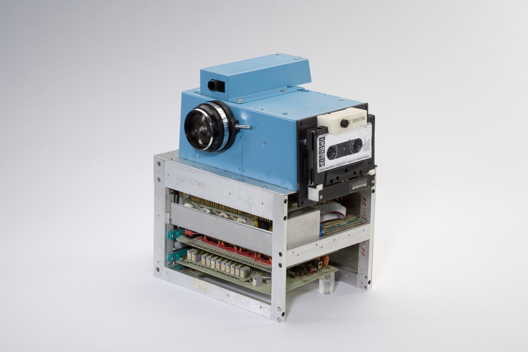 1975. Kodak digitális kamera 2. kompakt formában. A kész képet audiokazettára rögzítette..jpg