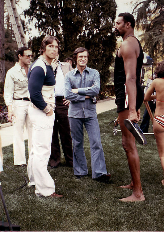 1977. Schwarzenegger a Playboy villában Hugh Hefnerrel..jpg