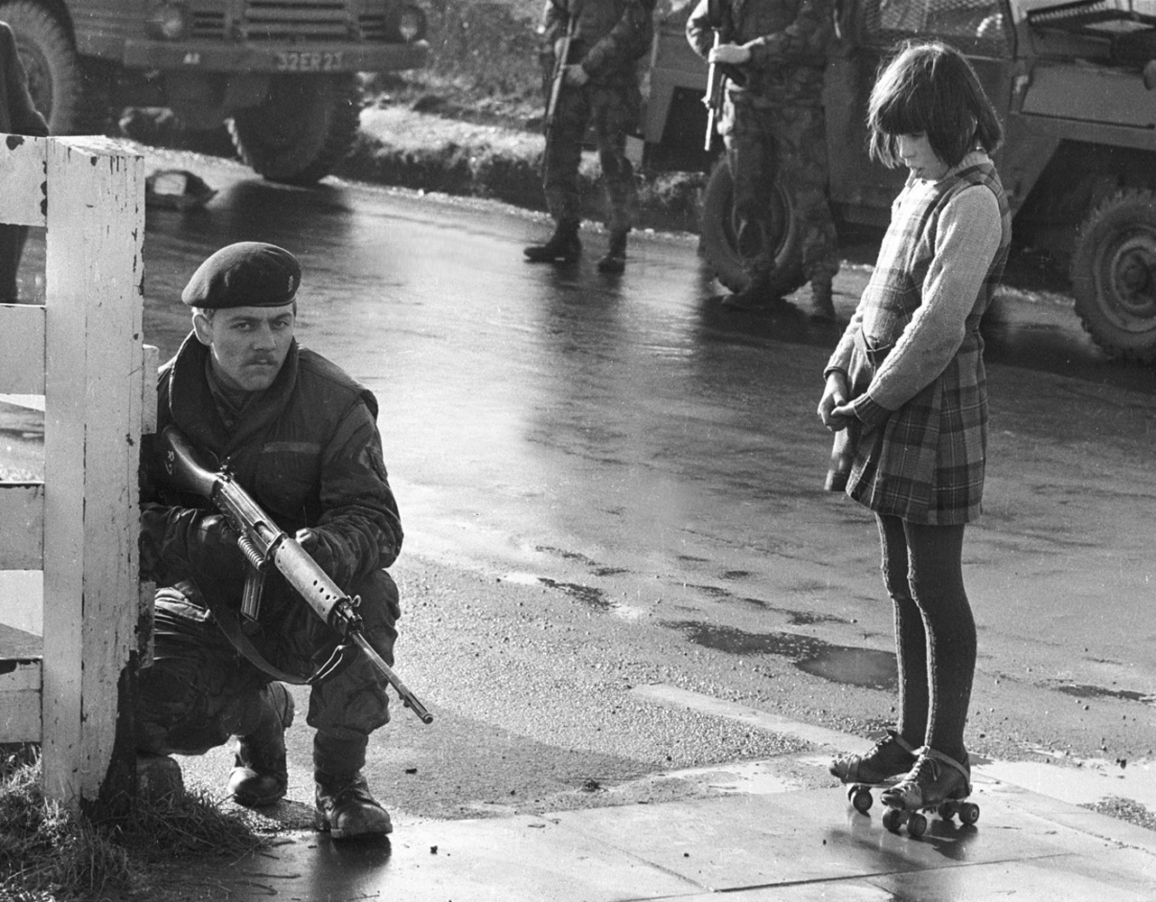 1969. Kíváncsi lány bámulja a járőröző angol katonát az Észak-ír zavargások idején..jpg
