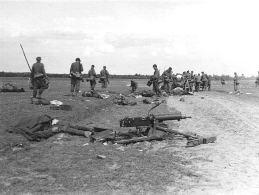 Német katonák tekintik át a csata után a lengyel pozíciókat.