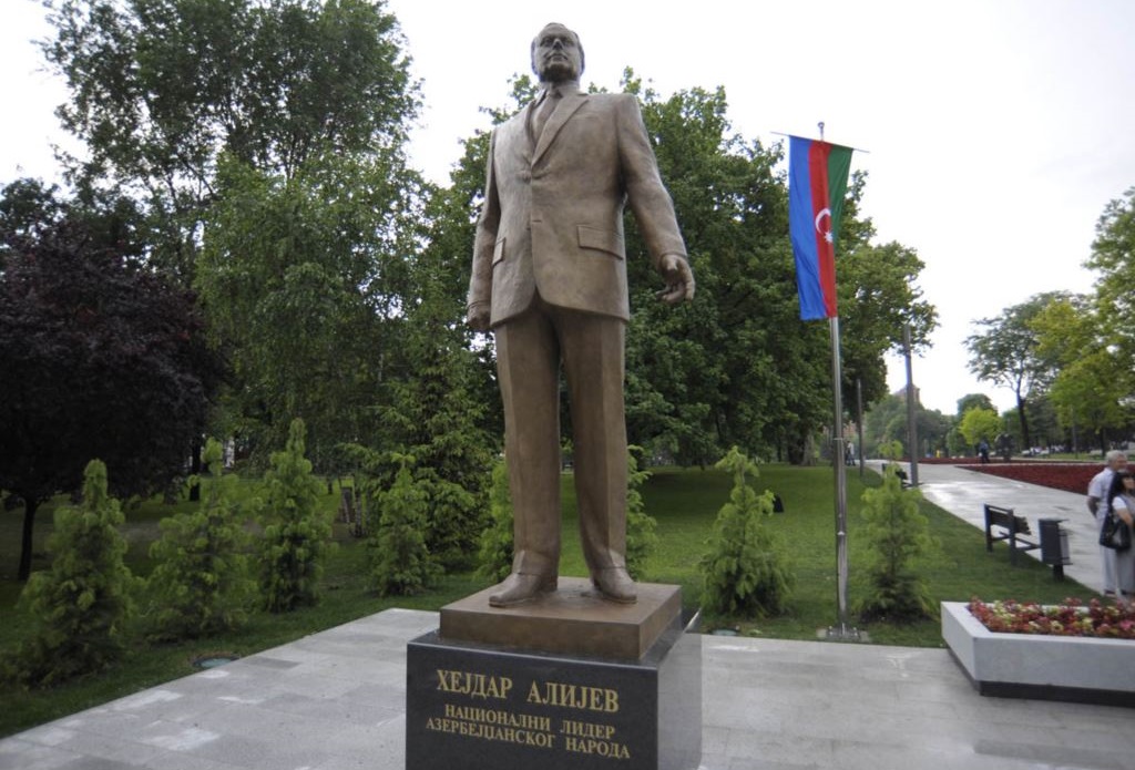aliyev-szobor-belgrad.jpg