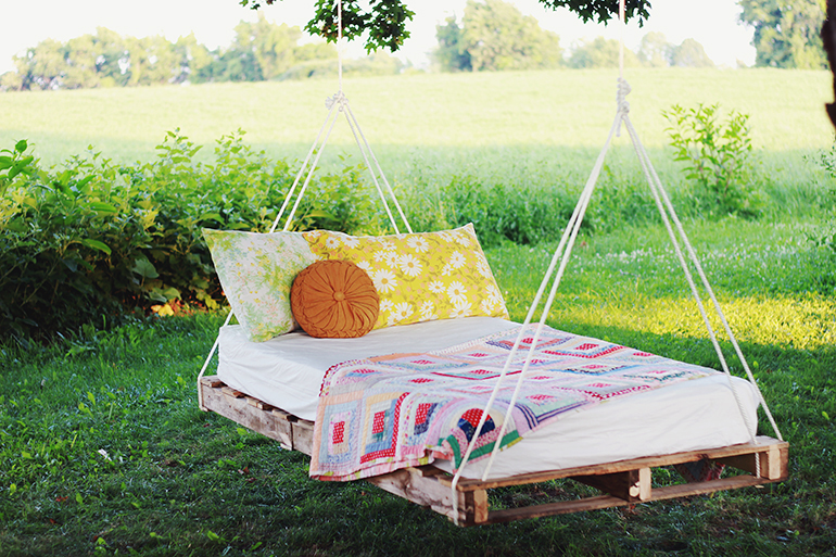 DIY-Pallet-Swing-Bed-The-Merrythought_1.jpg