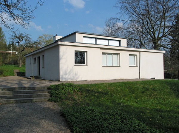 800px-Haus_am_Horn,_Weimar_(Westansicht).jpg