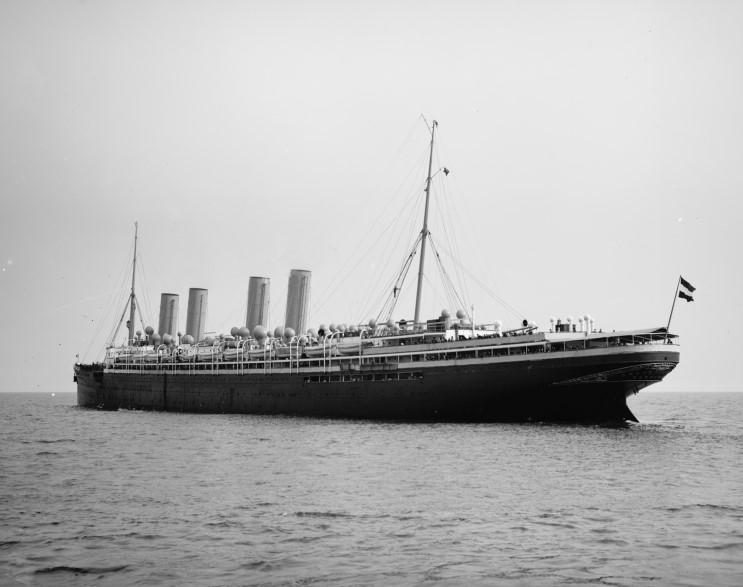 SS_Deutschland_seen_near_New_York_in_1903.jpg