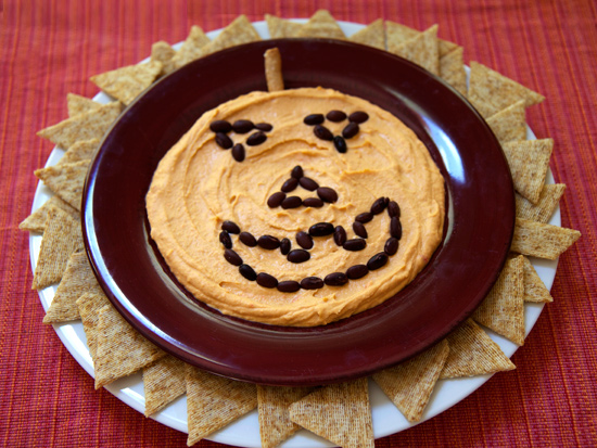 Töklámpás arcú humusz tányér Halloween estére.jpg