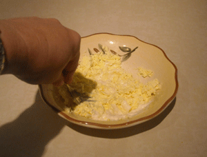 haloween tojás diétázóknak a tojassargakat keverjuk el a majonezzel az ecettel a mustarral keverjuk ossze.gif