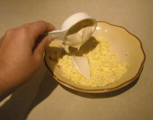 haloween tojás diétázóknak a tojassargakat keverjuk el a majonezzel az ecettel a mustarral.gif