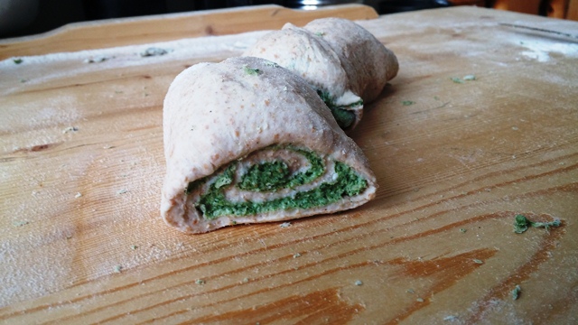 A zöld-fehér tészta feltekerve, sütés előtt
