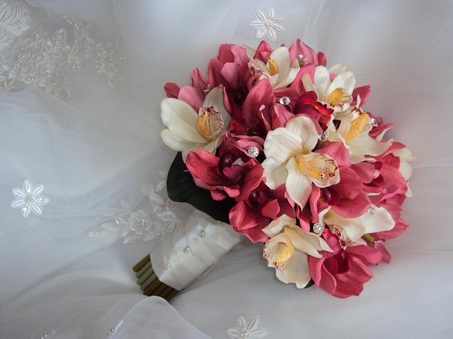 feher_ciklamen_cymbidium_orchidea_menyasszonyi_csokor_1.JPG