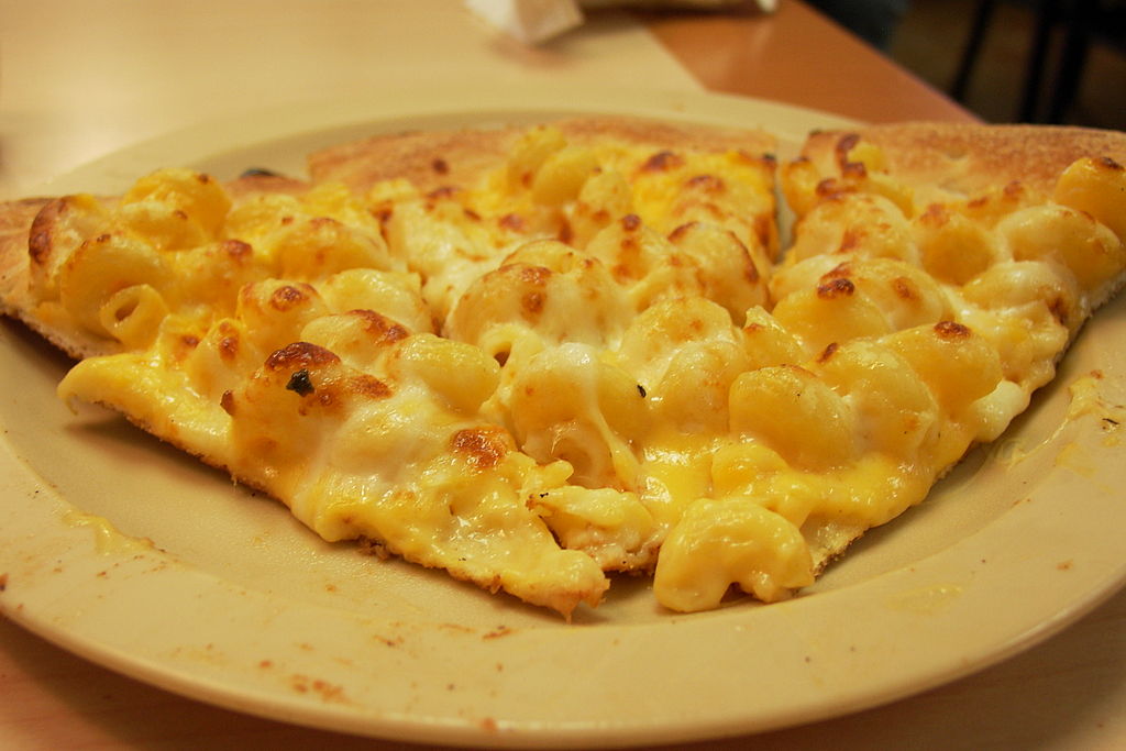 1024px-Cicis-Mac&Cheese-Pizza.jpg